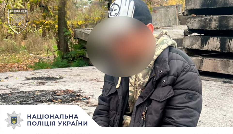 У Кам’янському, що на Дніпропетровщині, поліцейські охорони виявили у чоловіка речовину, схожу на наркотичну