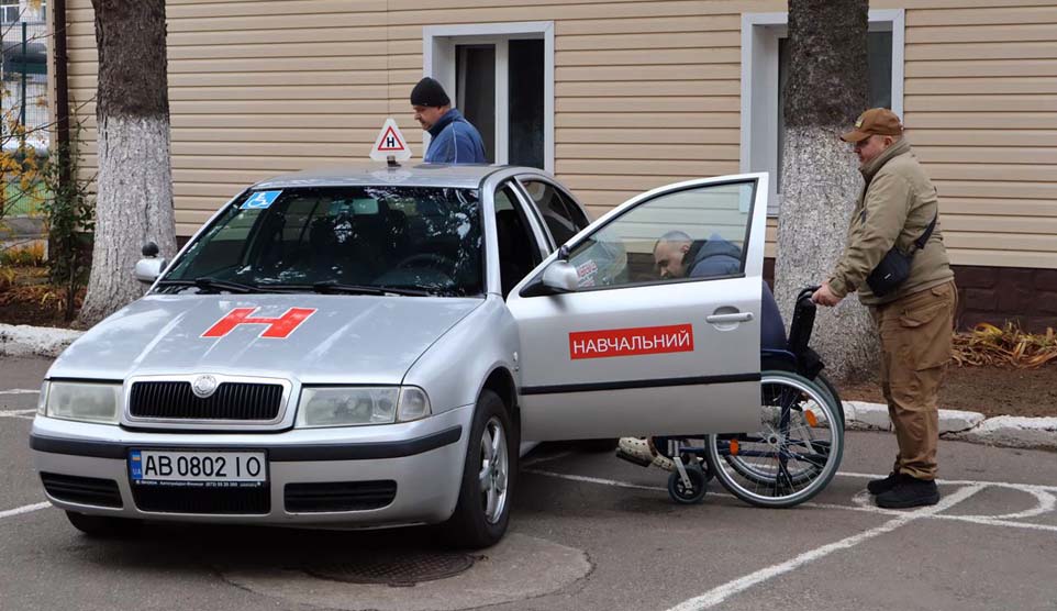 У Вінницькому вищому професійному училищі Департаменту поліції охорони провели зустріч для поранених захисників у «Безбар’єрній автошколі»