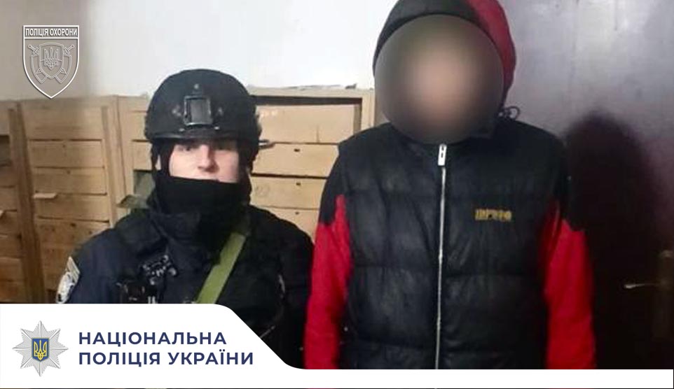 Поліцейські охорони Одещини затримали чоловіка за незаконне проникнення та викрадення кабелю на об’єкті критичної інфраструктури