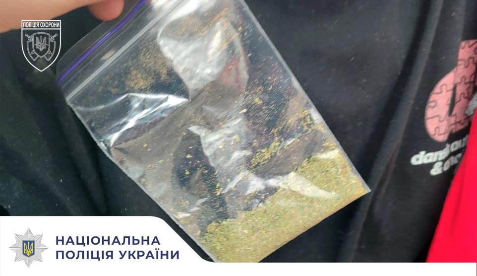 Поліцейські охорони Києва виявили у чоловіка речовину, схожу на наркотичну