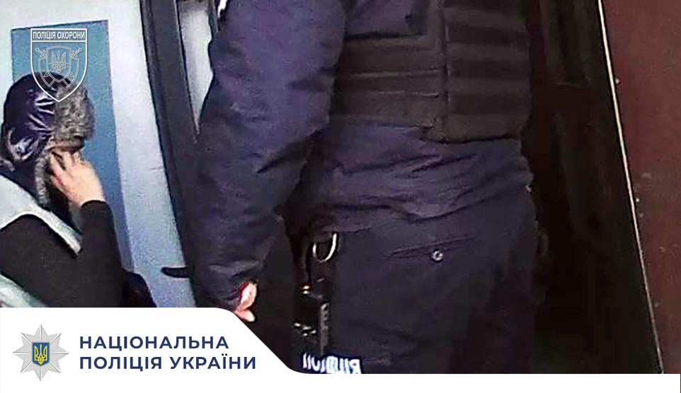 Поліцейські охорони допомогли чоловікові з інвалідністю дістатися до медичного закладу