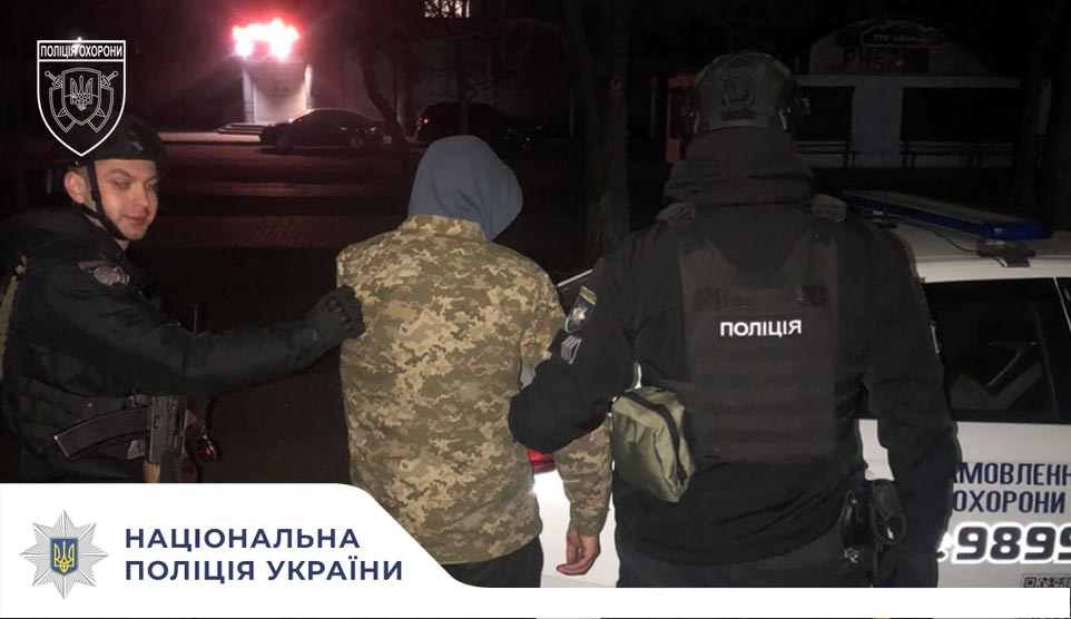 У Черкасах поліцейські охорони затримали чоловіка, який здійснив нічний «візит» до магазину