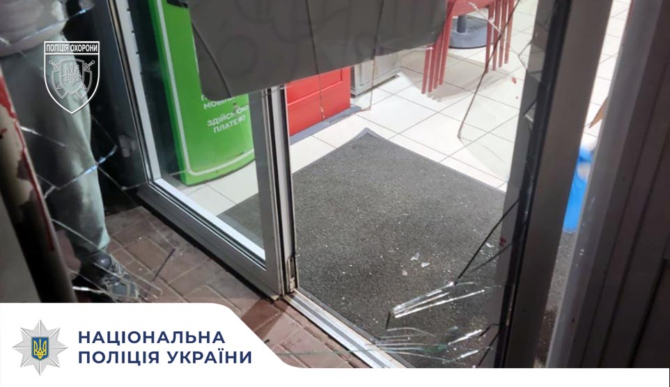У Шептицькому затримали дівчину, яка пошкодила двері магазину