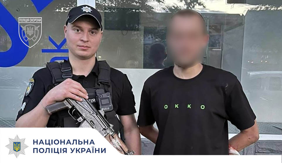 У столиці поліцейські охорони затримали чоловіка, який пошкодив вхідні двері магазину