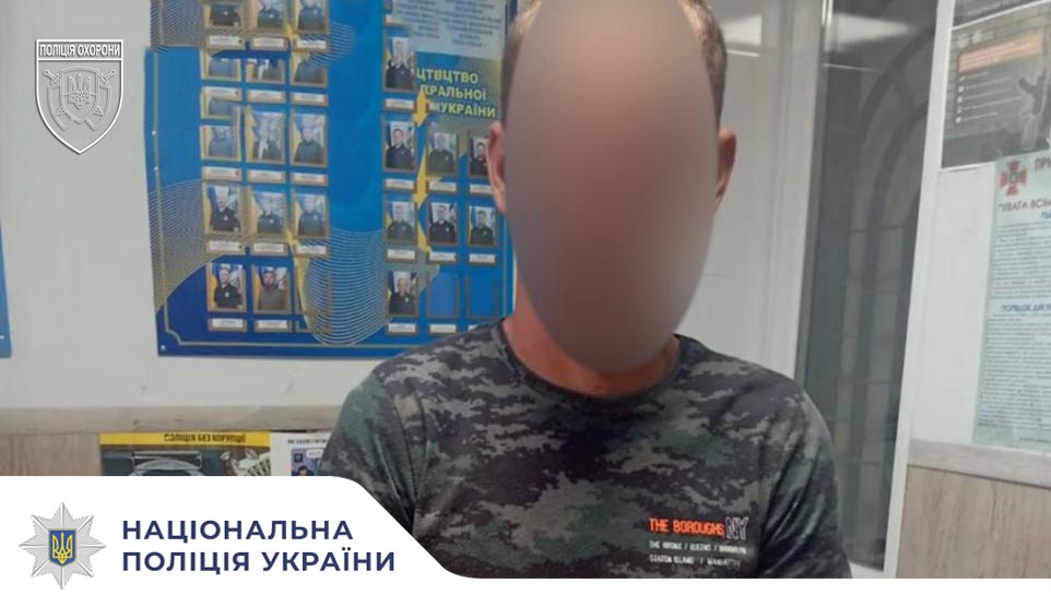 Поліцейські припинили хуліганські дії нетверезого чоловіка