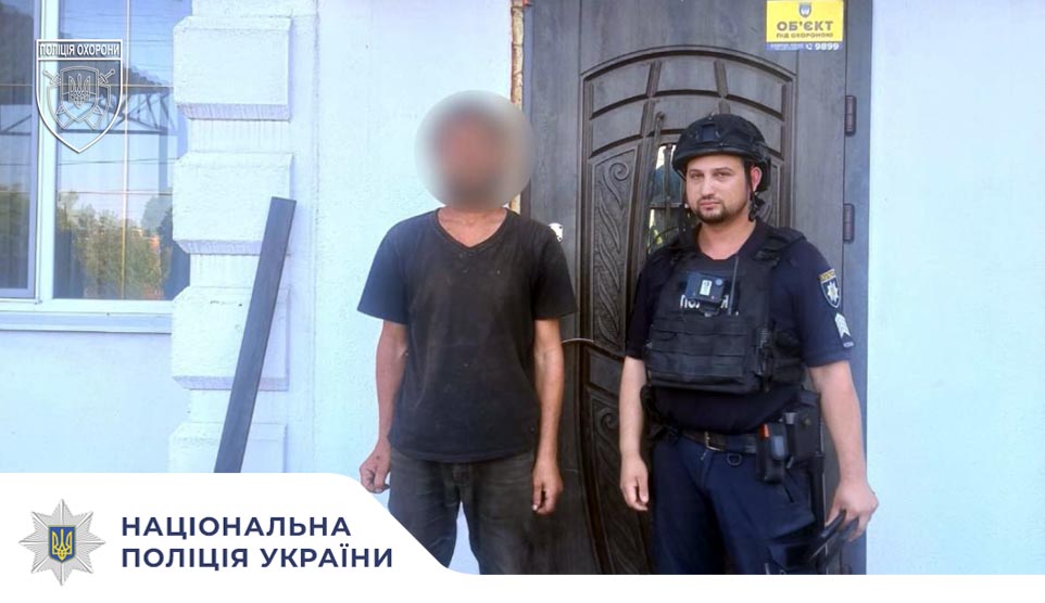Поліцейські охорони виявили стороннього чоловіка на території приватного будинку в Одесі