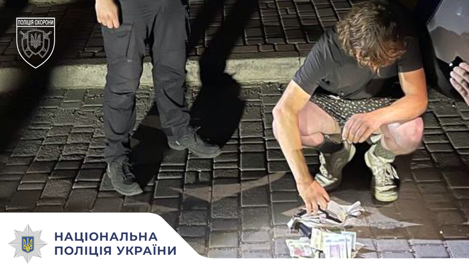 Поліцейські охорони Івано-Франківщини затримали чоловіка, який проник до магазину