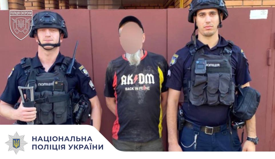 У Києві поліцейські охорони затримали чоловіка, який завдав знайомому ножових поранень