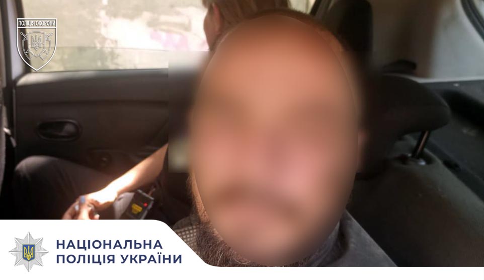 Поліцейські охорони допомогли затримати чоловіка, який перебував у розшуку
