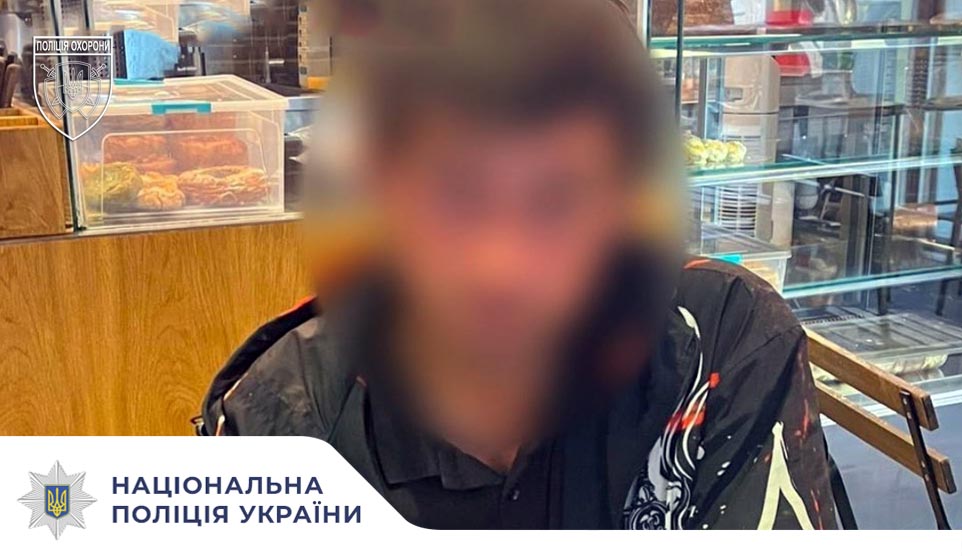 У Львові поліцейські охорони затримали чоловіка, який незаконно проник до зачиненого кафе