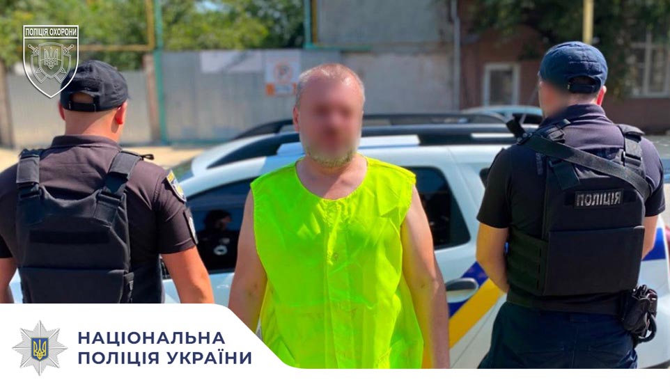 В Ужгороді поліцейські охорони оперативно затримали чоловіка, який вчинив хуліганські дії