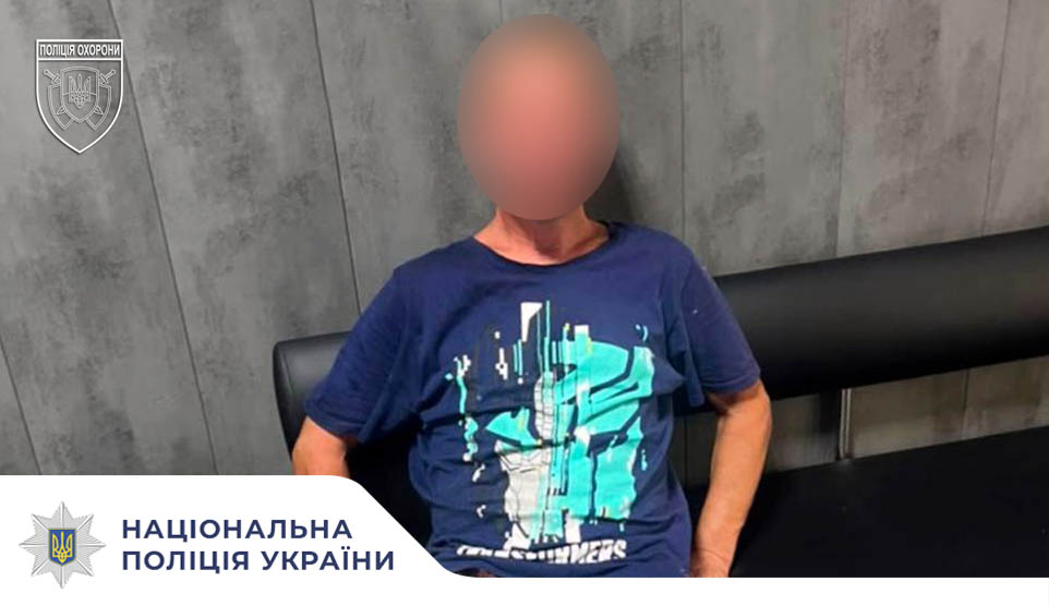 Поліцейські охорони затримали чоловіка, який погрожував працівниці аптеки