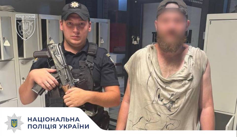 Поліцейські охорони затримали чоловіка після спроби винести товар без оплати