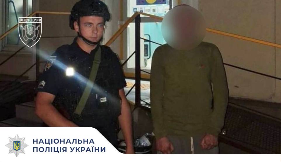 Поліція охорони Одещини затримала чоловіка за незаконне проникнення до аптеки